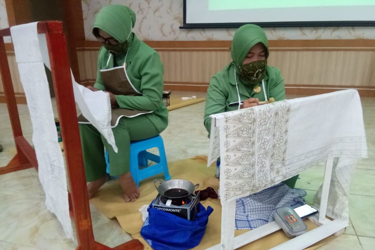 Hari Batik Nasional, Persit Korem 042 gelar lomba membatik secara virtual