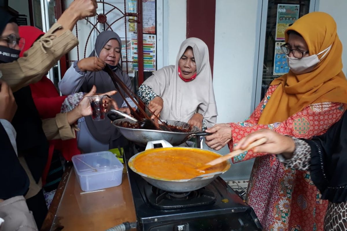 Dosen Farmasi Unand latih warga Pariaman produksi jamu untuk tingkatkan imun tubuh