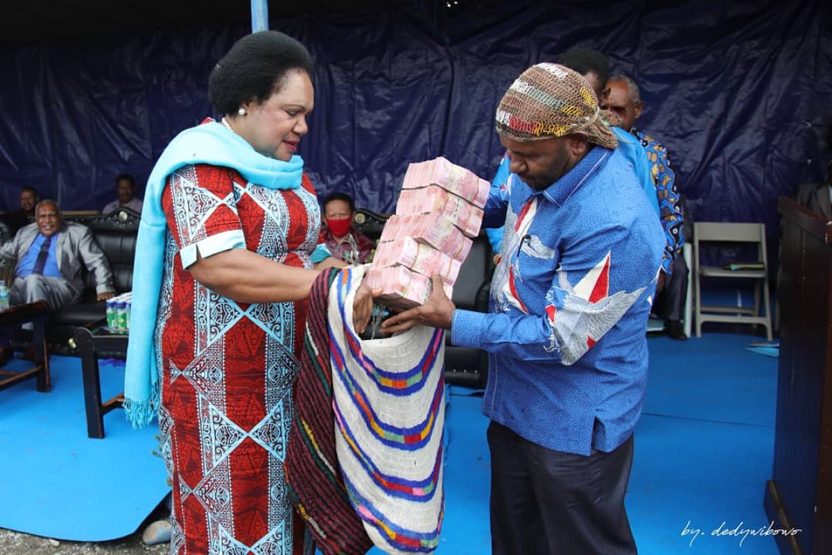 Demokrat Papua serahkan bantuan Gereja Baptis Wesaroma Wamena Rp500 juta