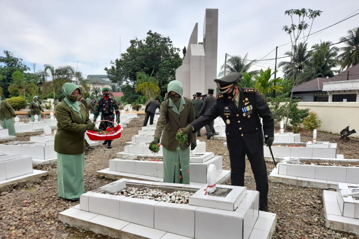 HUT TNI ke - 75, Kodim 1008/Tanjung Ziarah ke  Makam Pahlawan
