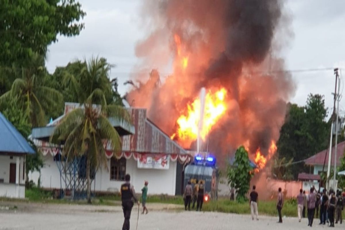 Kapolres: tembakan peringatan untuk buka blokade di jalan Trans Papua