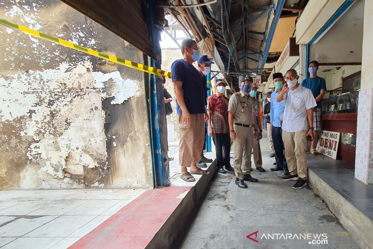 Tempat sementara  Pasar Cempaka Putih tunggu garis polisi dibuka