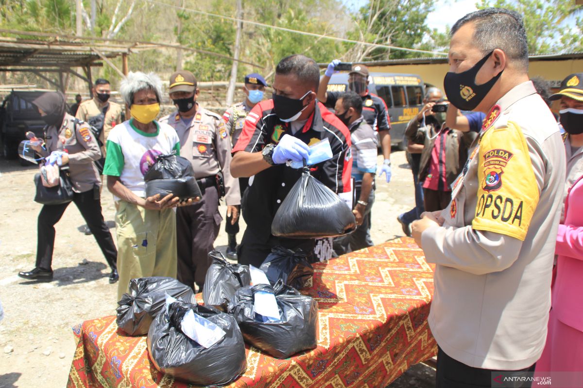 Kapolda NTT bagikan APD untuk anggota di Polsek