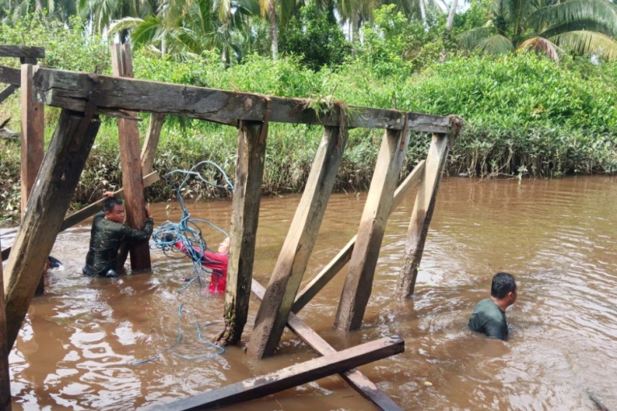 Pemasangan tiang Jembatan Handil Samsu tergendala medan yang sulit