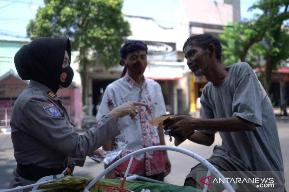 Peringati Hari Batik di tengah pandemi, Polres Probolinggo Kota bagikan masker batik Tawangsari