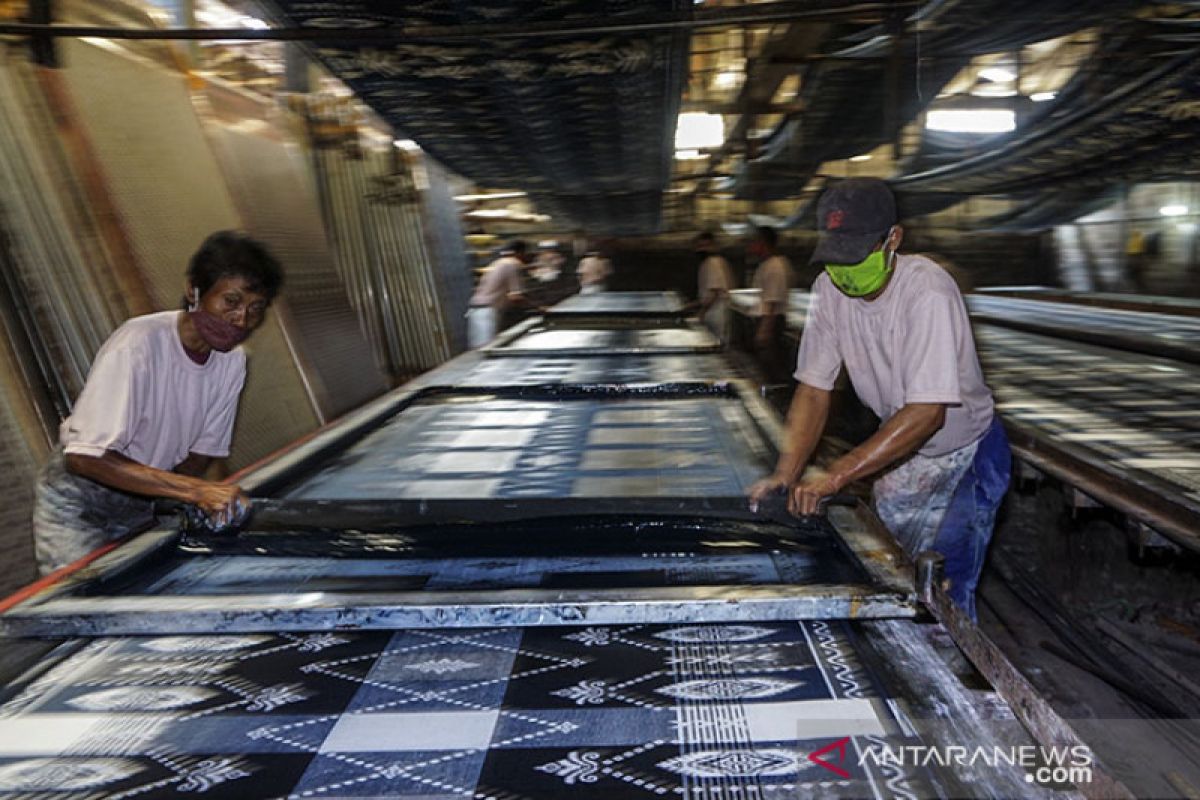 Use technology in batik industry for increasingly competitive products