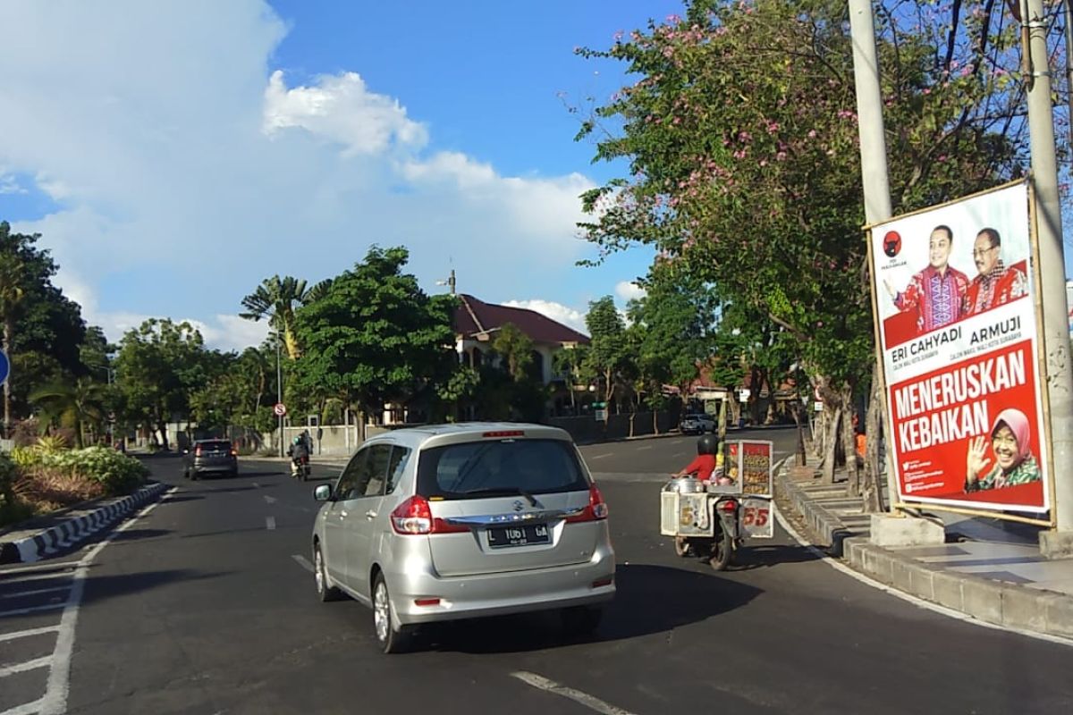 Satpol PP Surabaya dinilai tebang pilih tertibkan APK paslon pilkada