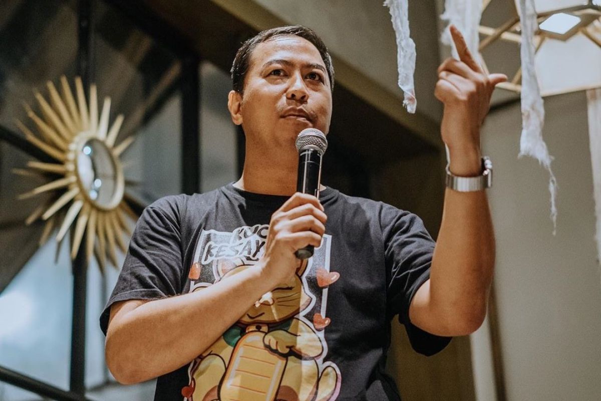 Pandji Pragiwaksono "diganggu" odong-odong dan tukang tahu bulat saat WFH