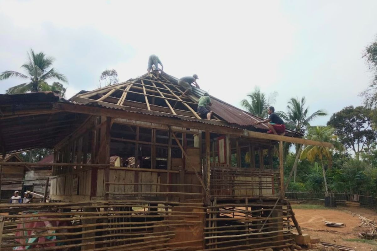 Bukit Asam bantu warga Desa Tanjung Agung Muara Enim perbaiki Mushola Talang Abik