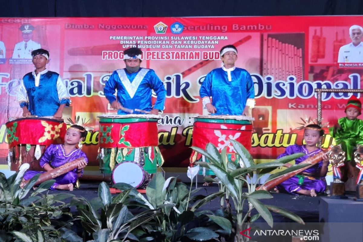 Dikbud Sultra sebut kesenian tradisional patut dilestarikan