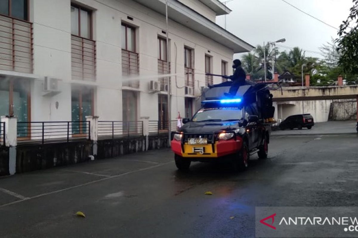 Satuan Brimob semprot disinfektan di gedung DPRD Maluku