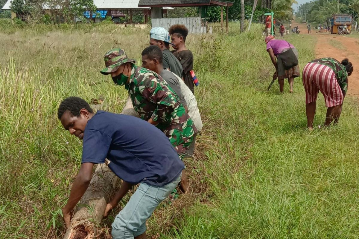 Prajurit TNI bantu warga di perbatasan Kampung Kireli bersihkan jalan