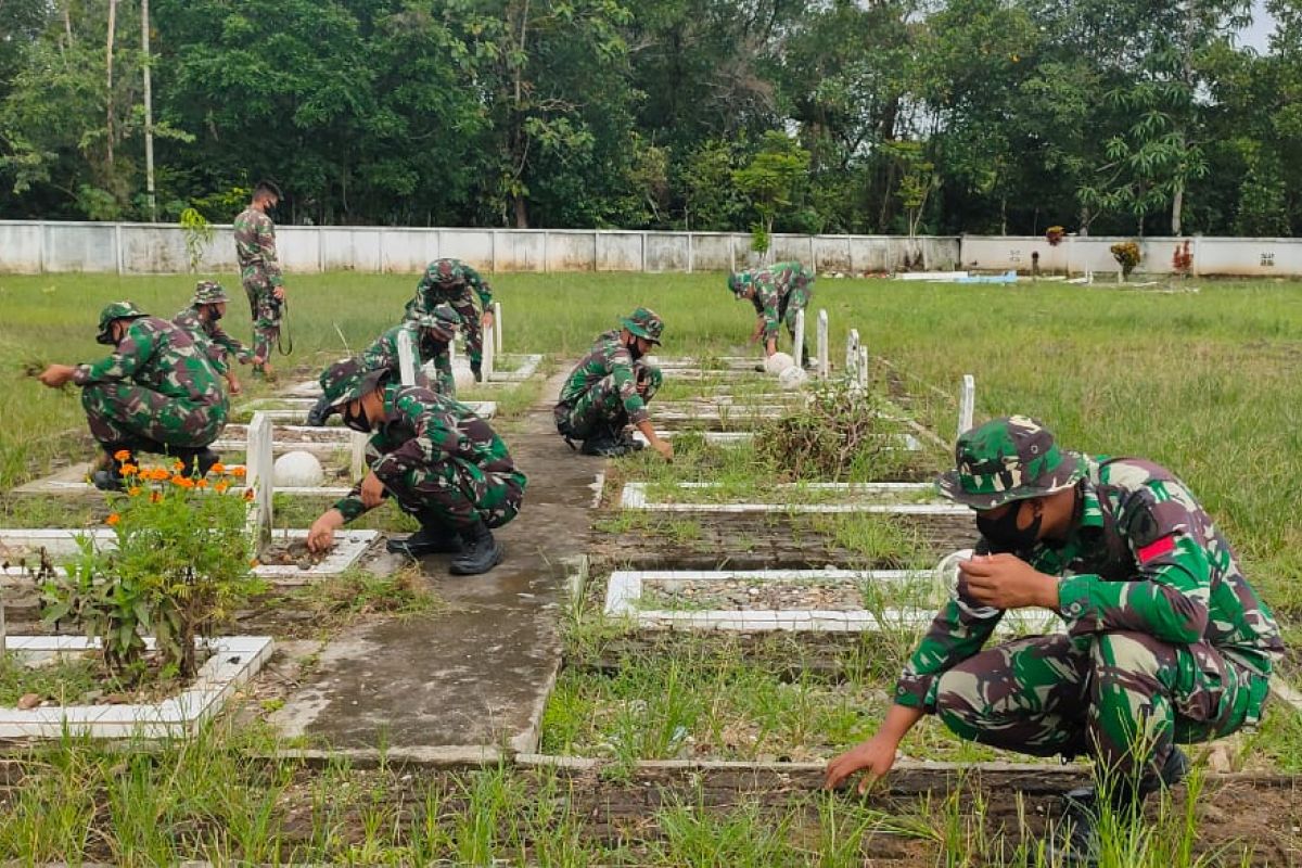 TNI bersihkan Makam Pahlawan Manalo Marajuang Putussibau