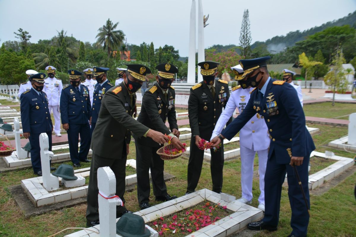 Puluhan prajurit TNI bersihkan TMP Manalo Marajuang Putussibau