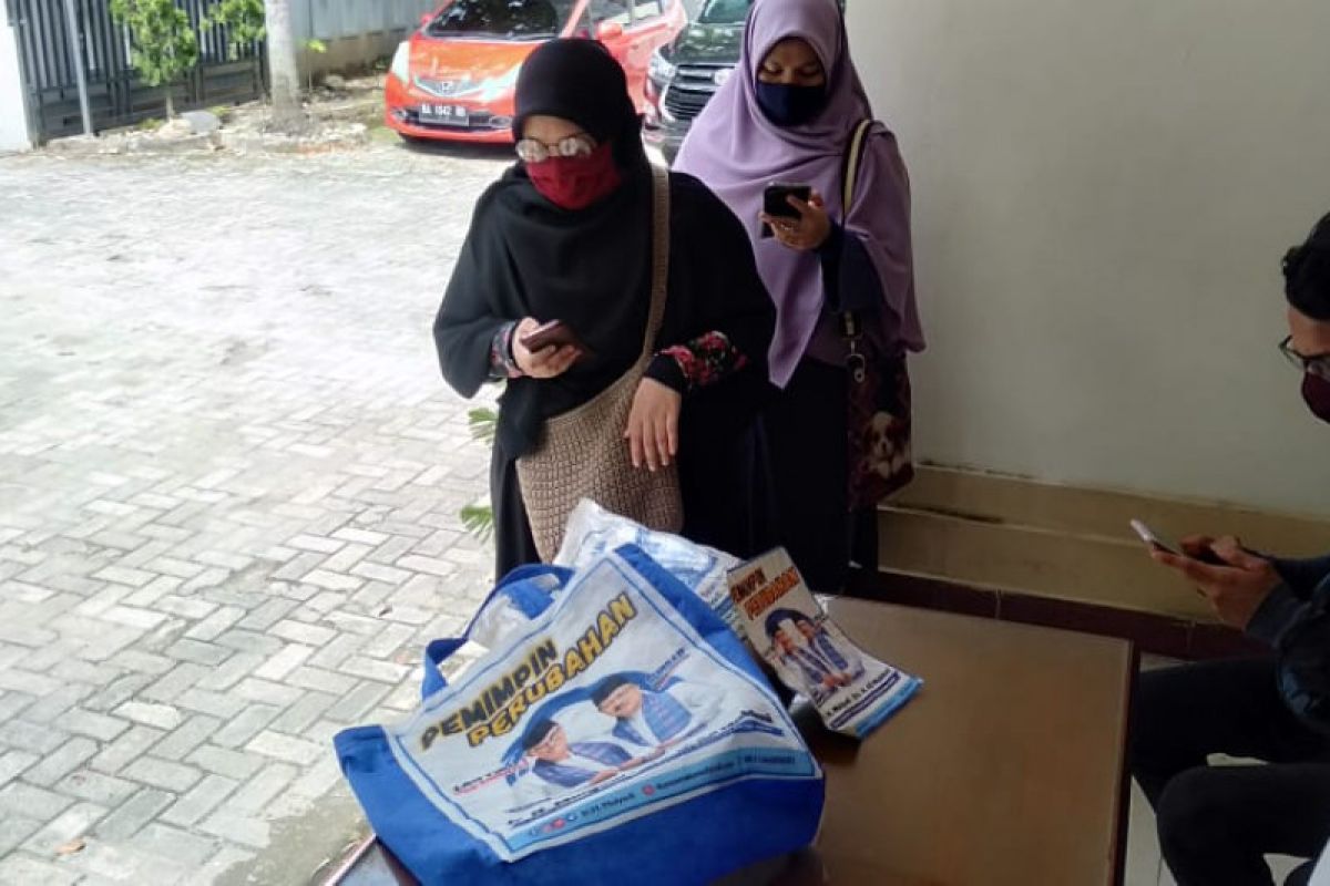 Warga Padang lapor pemberian beras bergambar Mulyadi-Ali Mukhni ke Bawaslu Sumbar