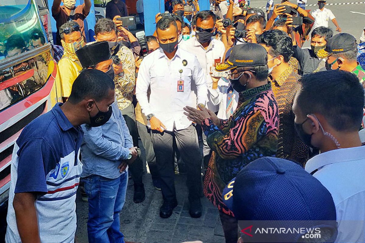 Menkopolhukam kampanye protokol kesehatan ke pengemudi bus