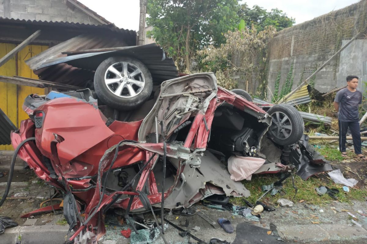 Adu banteng dua mobil di Sleman, 4 tewas