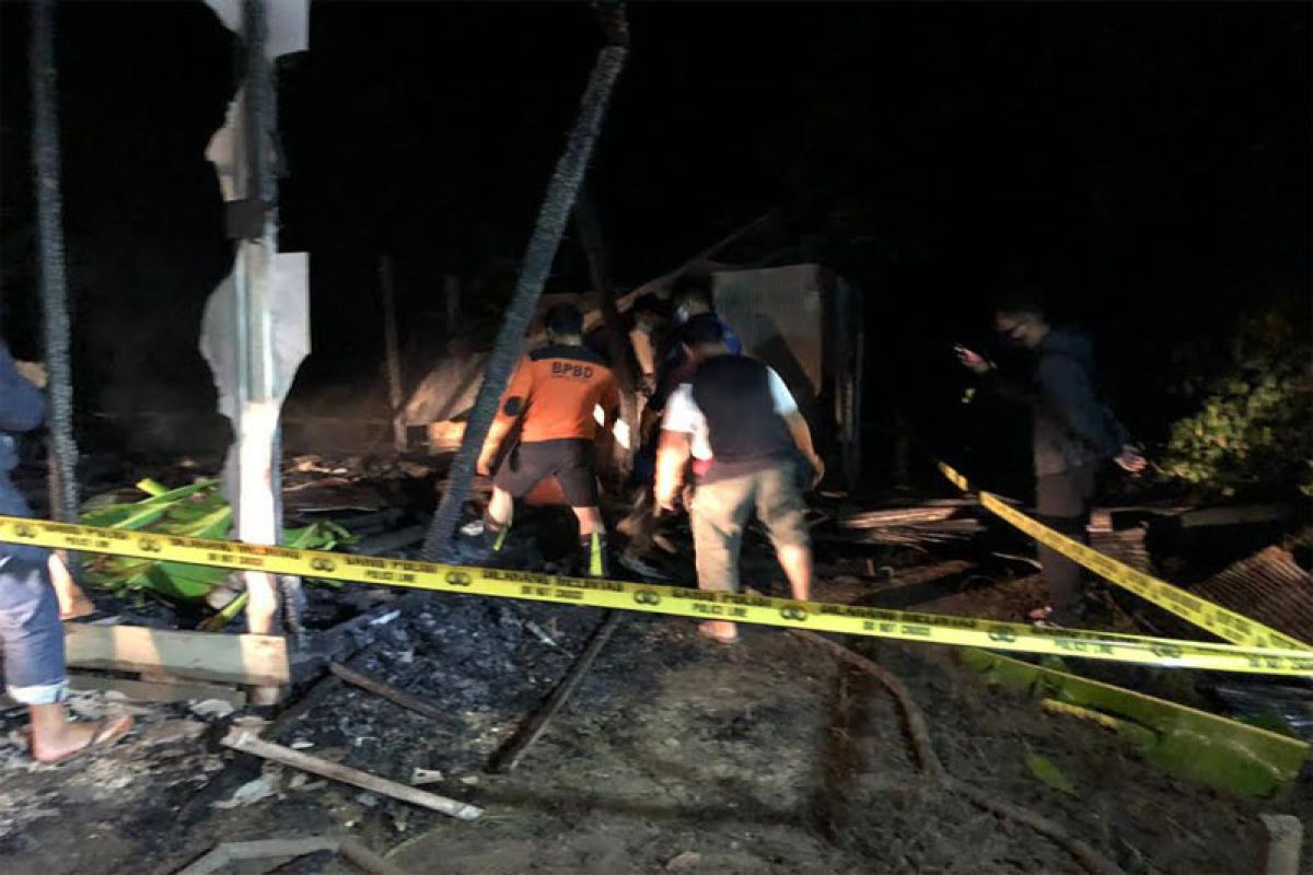 Sebuah rumah  terbakar  di Sikui, seorang  perempuan  meninggal