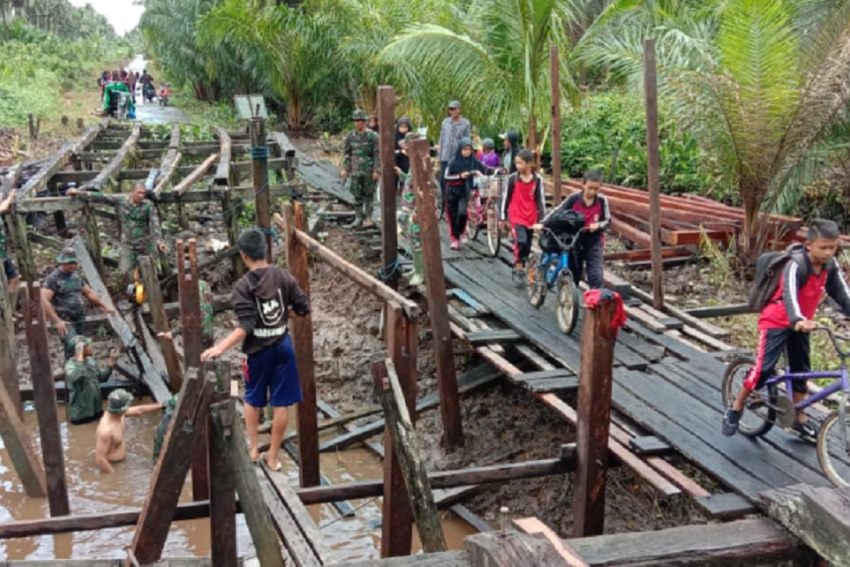 Demi lancarkan mobilisasi masyarakat, Satgas TMMD siapkan jembatan darurat