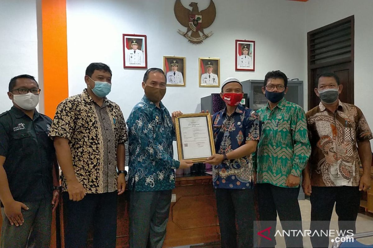 Disperindagkop Singkawang serahkan  surat pencatatan ciptaan karya lagu daerah