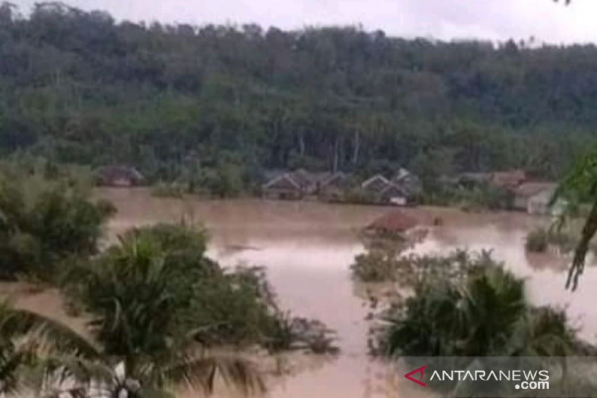 Flash floods inundate several hundred houses in West Java's Cianjur