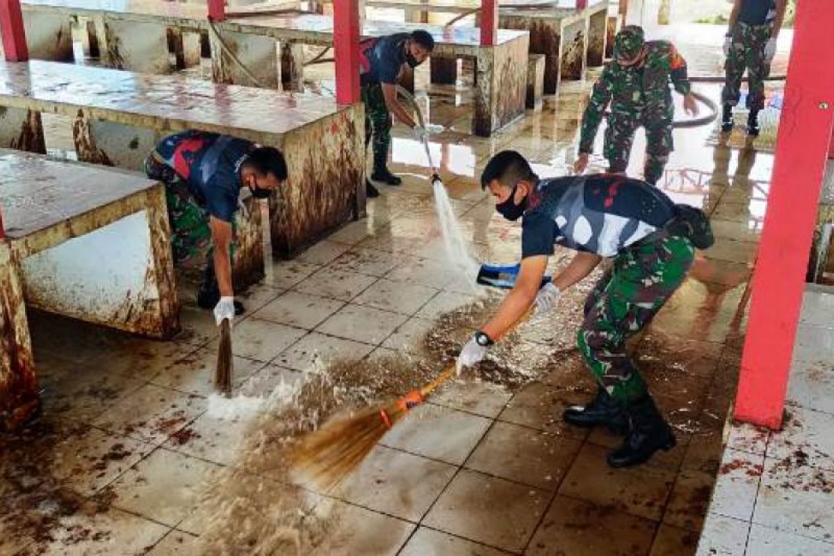 Bersih lingkungan pasar di Paniai-Papua digelar TNI sambut HUT ke-75
