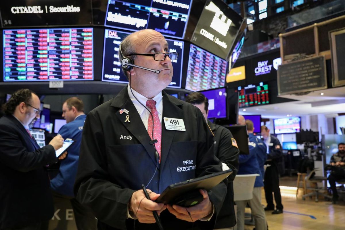 Wall Street dibuka jatuh setelah Trump terpapar COVID-19