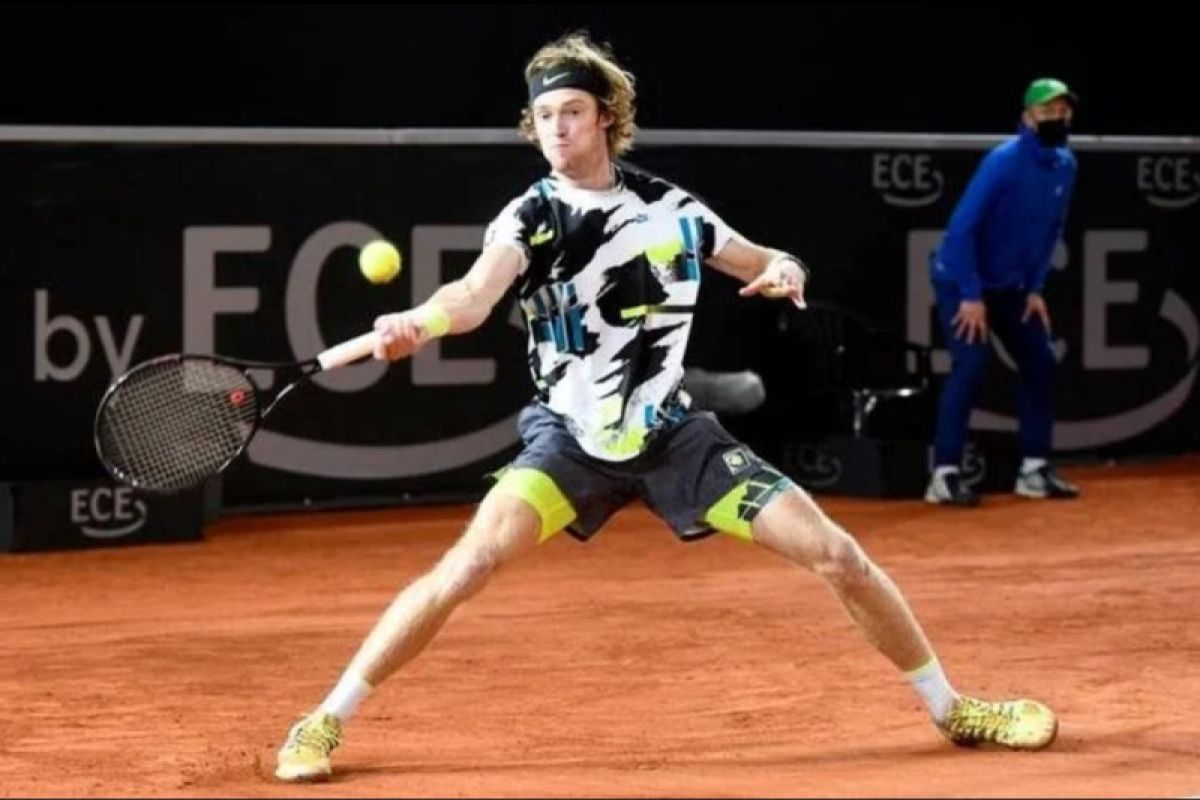 Rublev ke babak 16 besar perdananya di Roland Garros