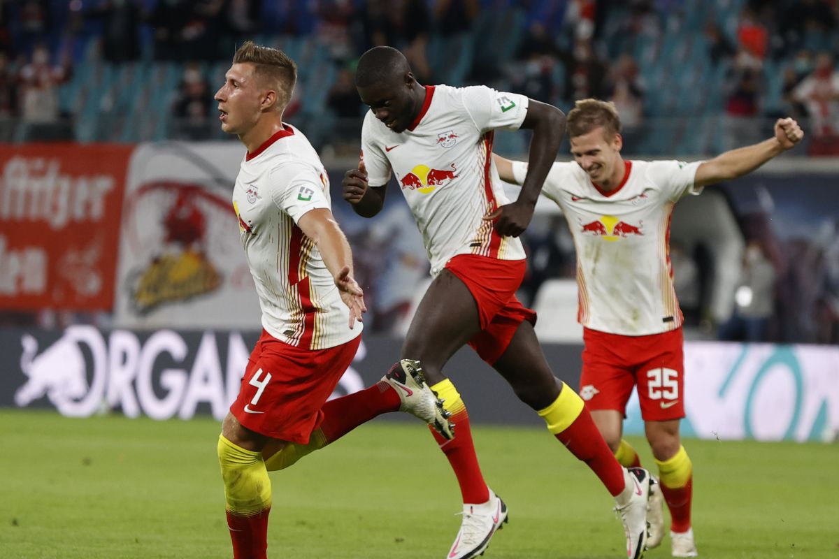 Leipzig rebut posisi teratas usai perpanjang mimpi buruk Schalke