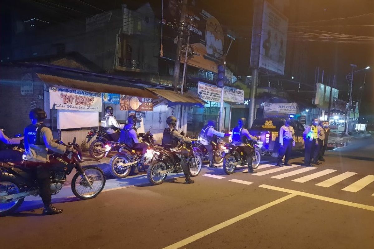 Brimob Polda Sumut patroli pantau keamaan Kota Medan di malam hari