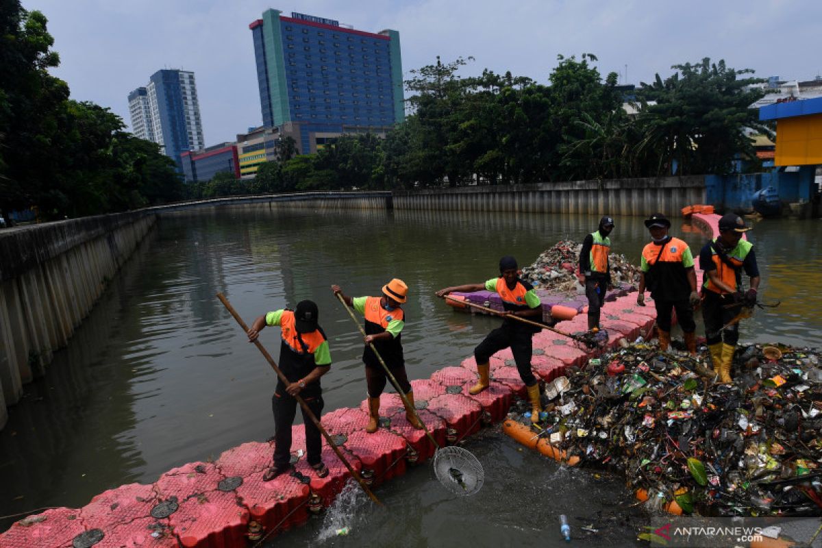 Jakarta deploys thousands of river troops to clear trash