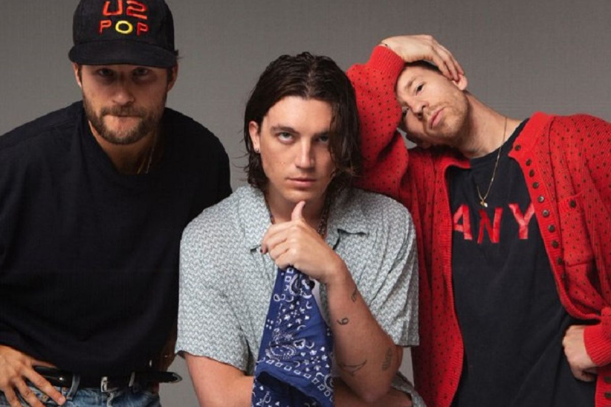 LANY sebut "Mama's Boy" album paling emosional dari band