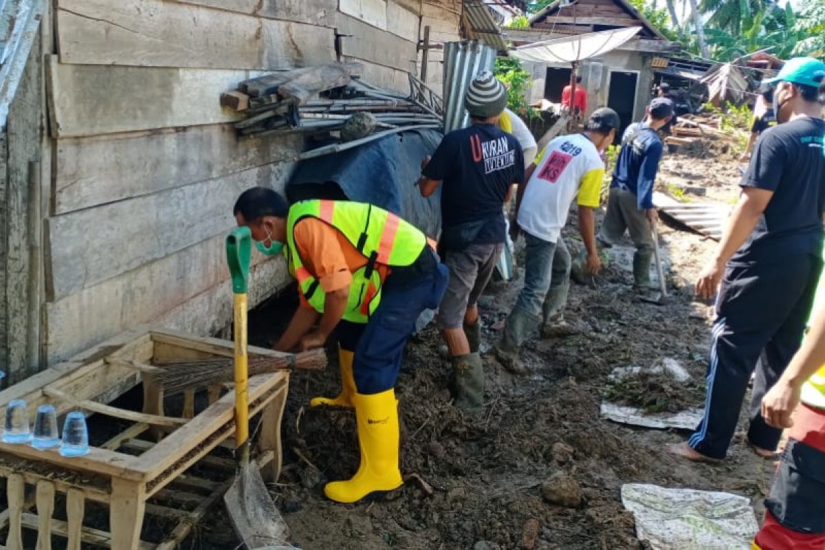 Tim Rescue PT BA bersihkan rumah warga pascabanjir di Tanggamus
