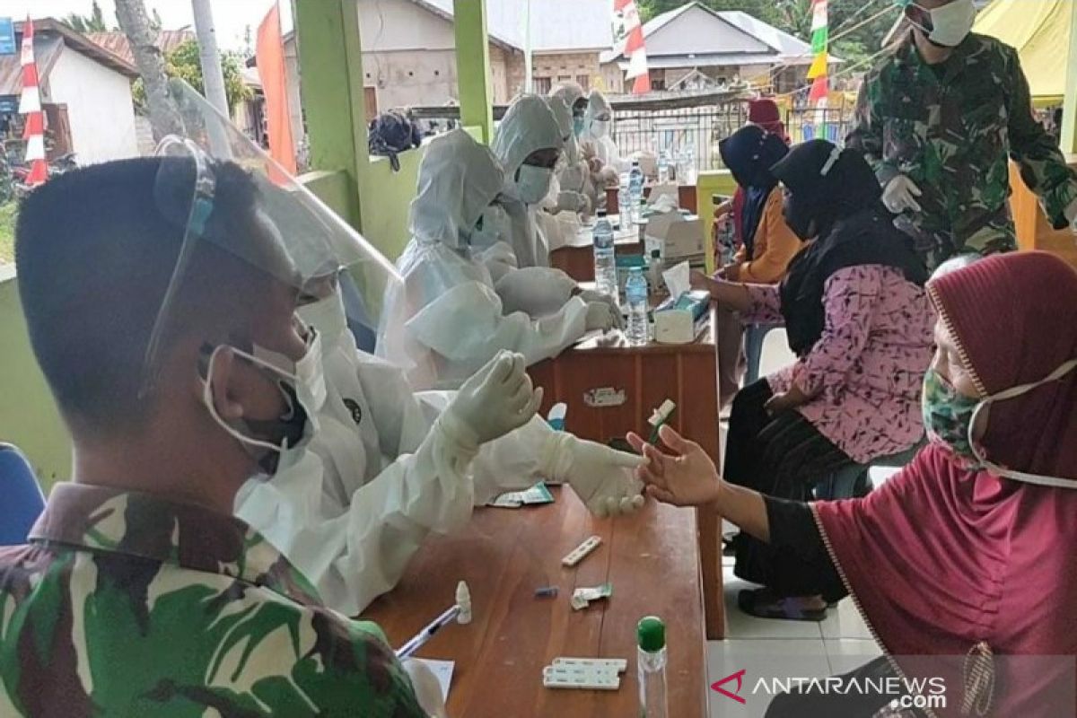 Kodim Kendari tes cepat COVID-19 dan bagikan sembako kepada warga