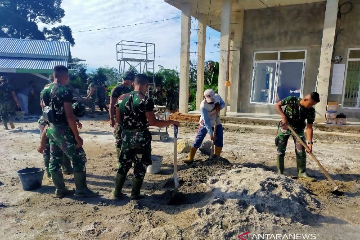 Personel TMMD rehab dan bersihkan masjid di Parlilitan Humbahas