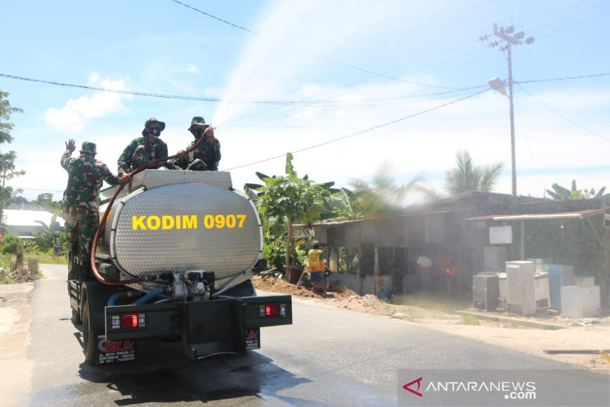 Satgas TMMD sterilkan lokasi kerja dengan desinfektan