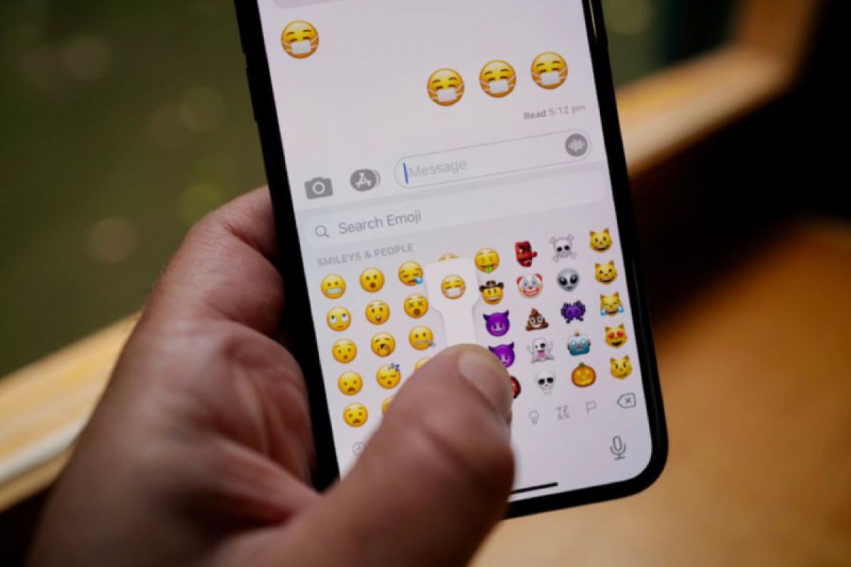 Emoji wajah tersenyum kini pakai  masker