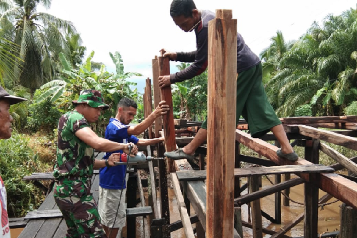 Hari ini pekerjaan Jembatan Handil Gayam mulai dipasang pagar