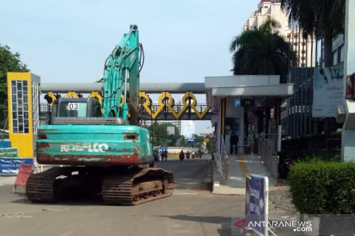 Seorang wanita tewas terlindas TransJakarta di Senen