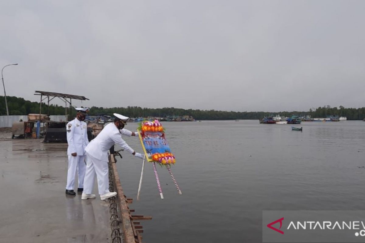 Jajaran Kogabwilhan III tabur bunga sambut HUT TNI di Pelabuhan Pomako