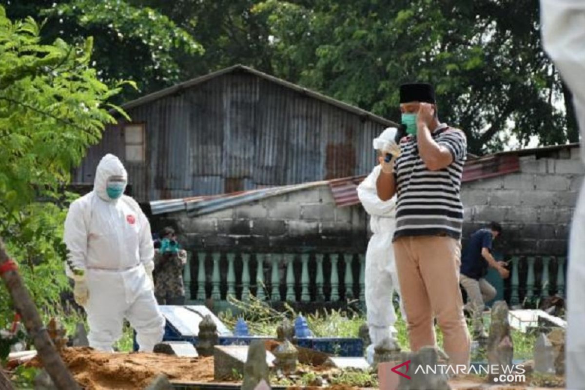 Pemakaman Bupati Bangka Tengah Ibnu Saleh terapkan protokol COVID-19