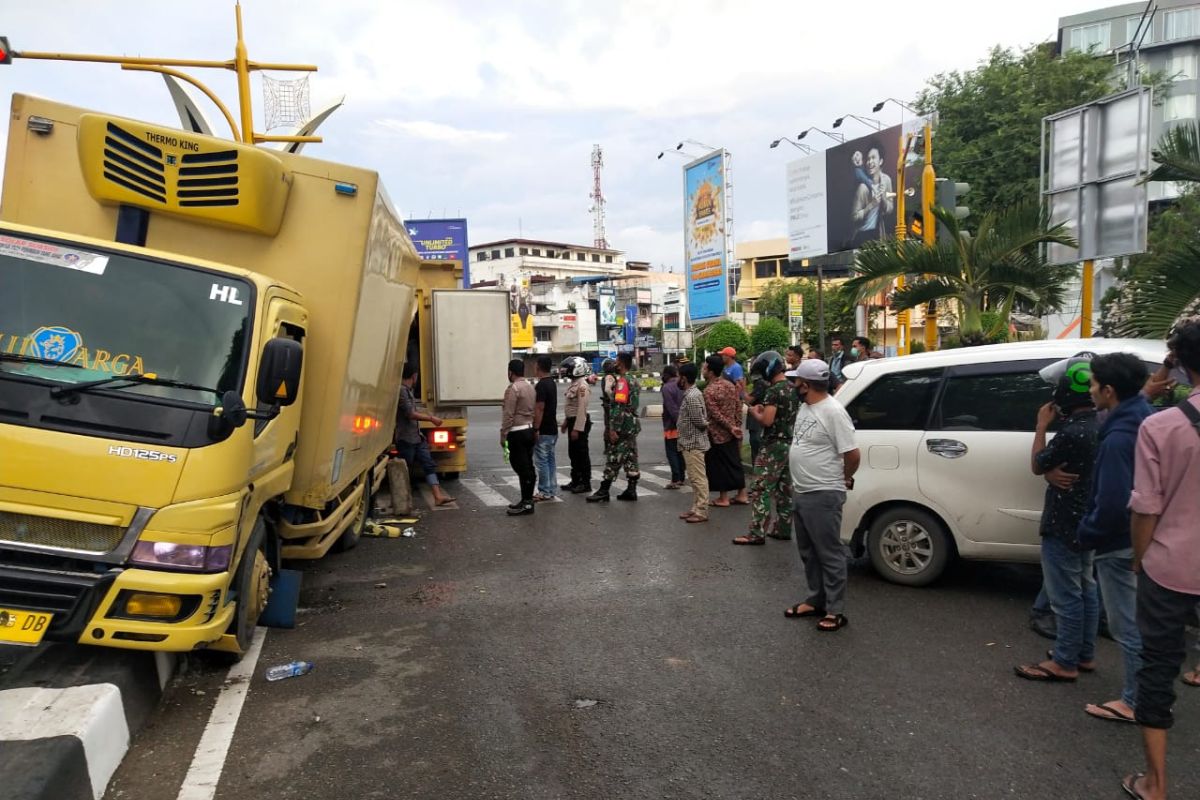 Avanza dan Mobil barang tabrakan di Simpang Lima Banda Aceh