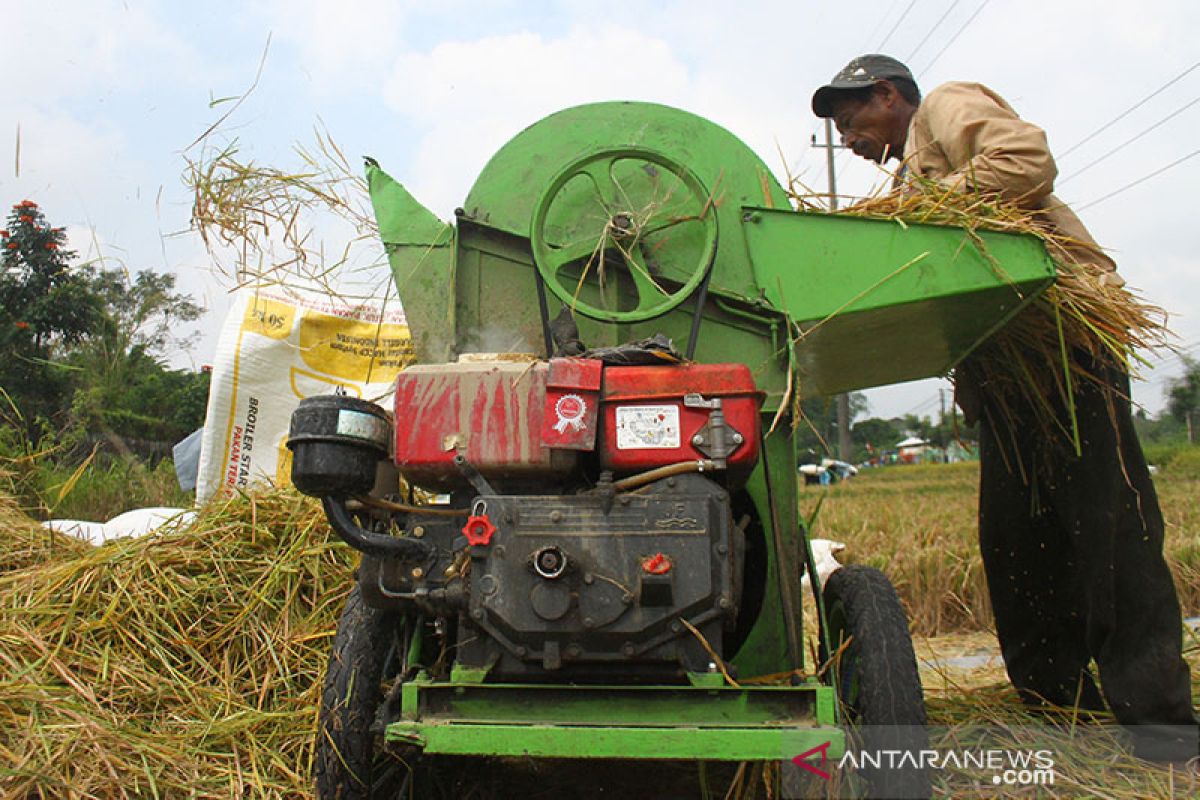 Jokowi urges companies to support farmers, fishermen corporations