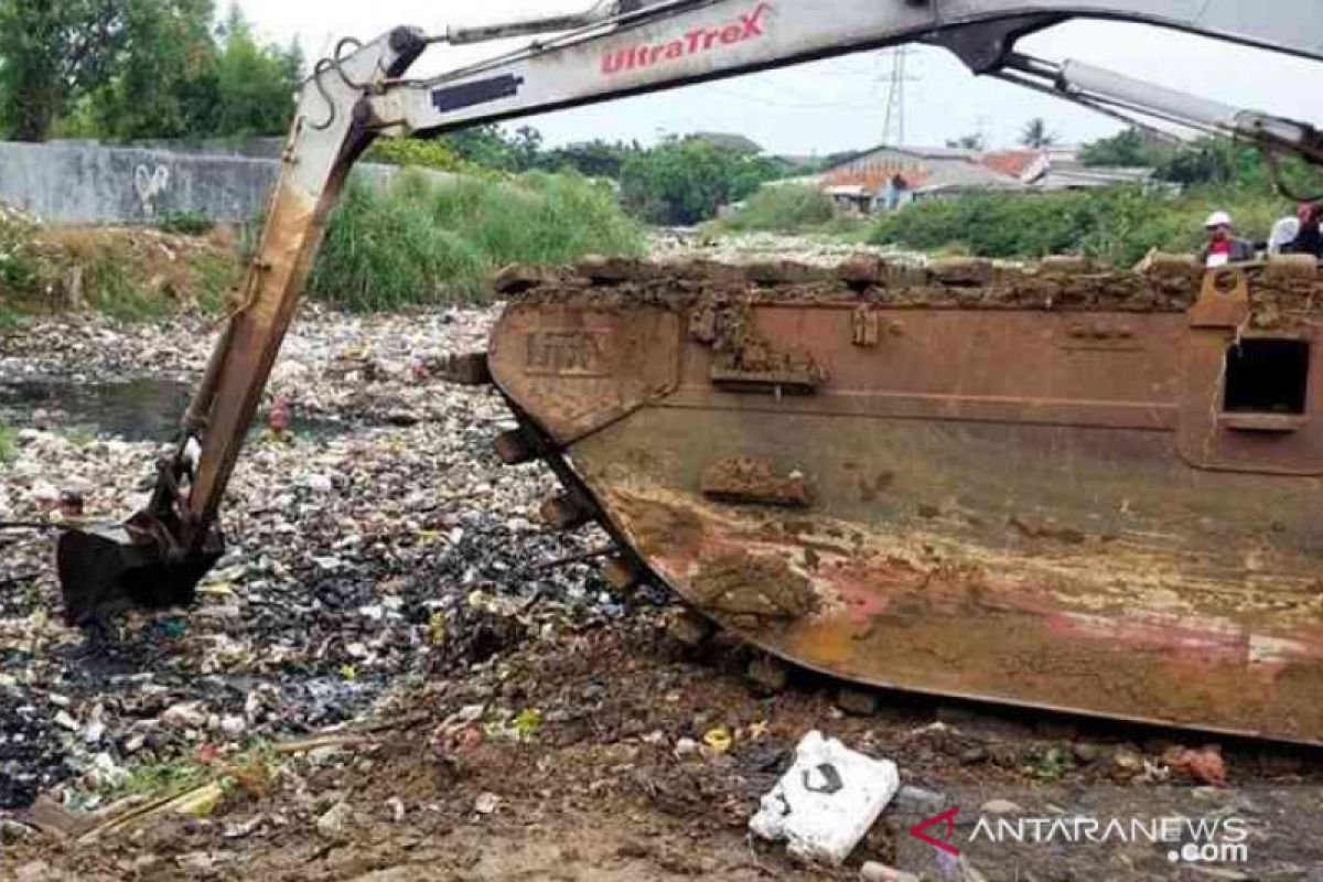 Pasukan Kepiting Muara Bekasi bertugas cegah sampah dari perbatasan