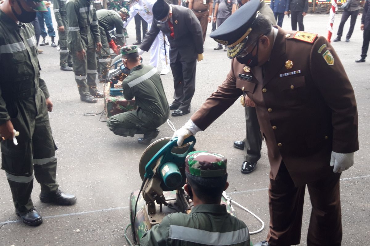 Pemusnahan ratusan senpi rakitan warnai HUT TNI di Ternate