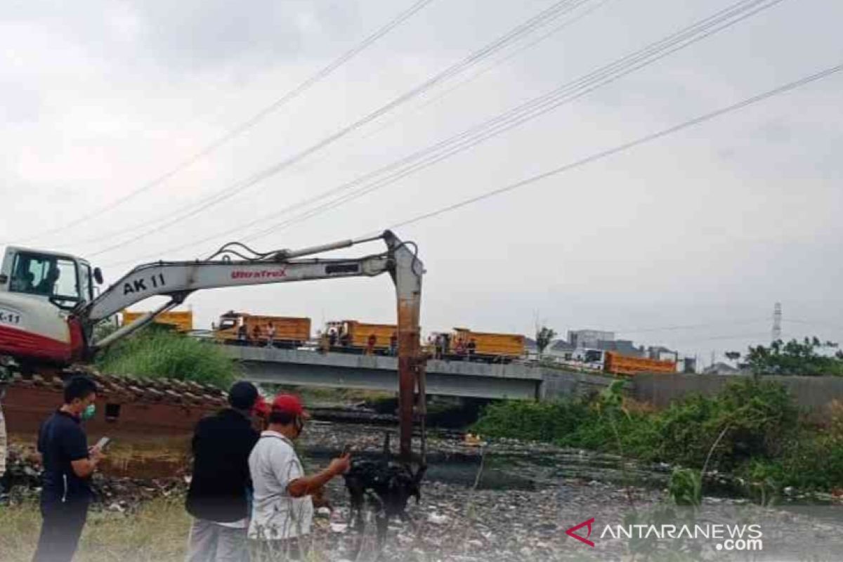 Sebanyak 350 ton sampah diangkut dari Sungai Blencong Bekasi