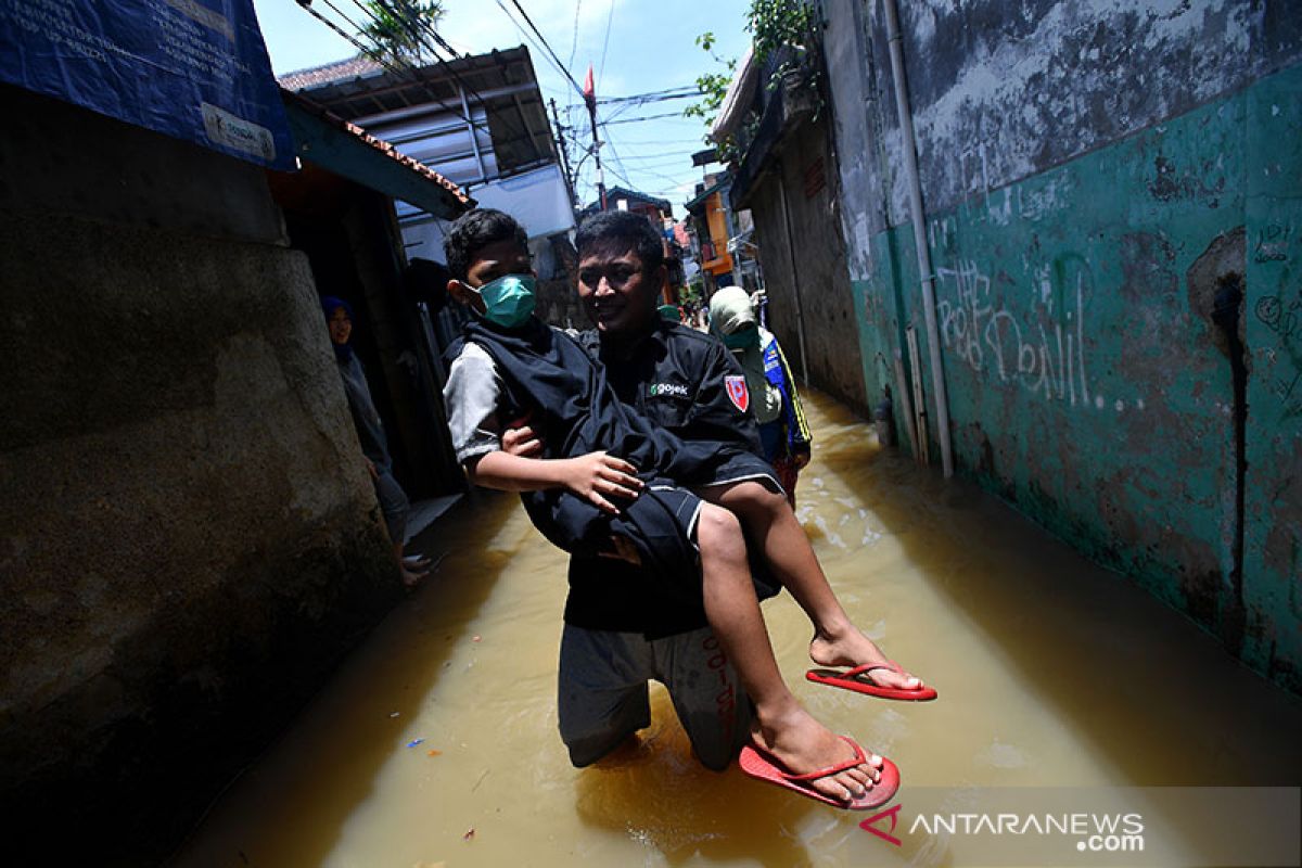 Sudin SDA Jaksel distribusikan 13 pompa apung ke wilayah rawan banjir