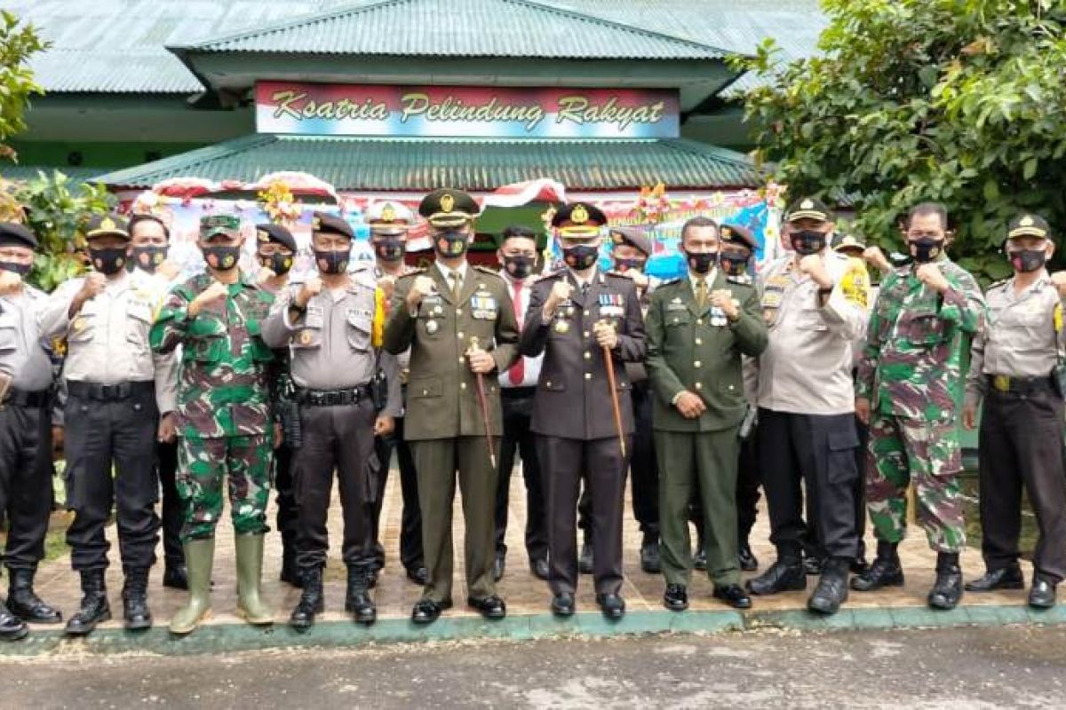 Kapolres Boven Digoel berikan nasi tumpeng kepada personel TNI