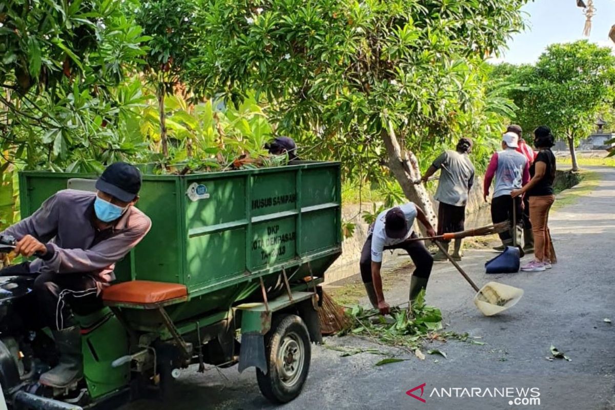 Kelurahan Renon-Denpasar lakukan pemangkasan pohon perindang