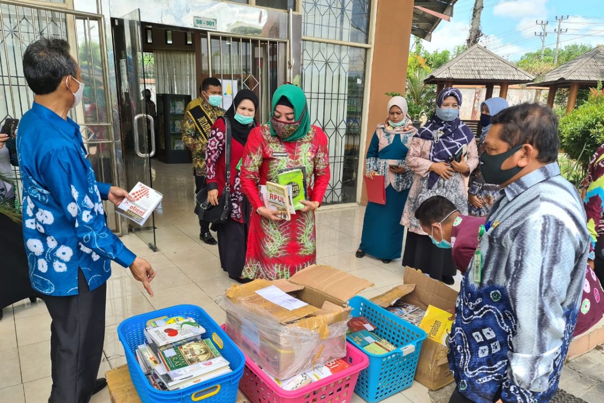 South Kalimantan Library lends 1,000 books to Balangan Library